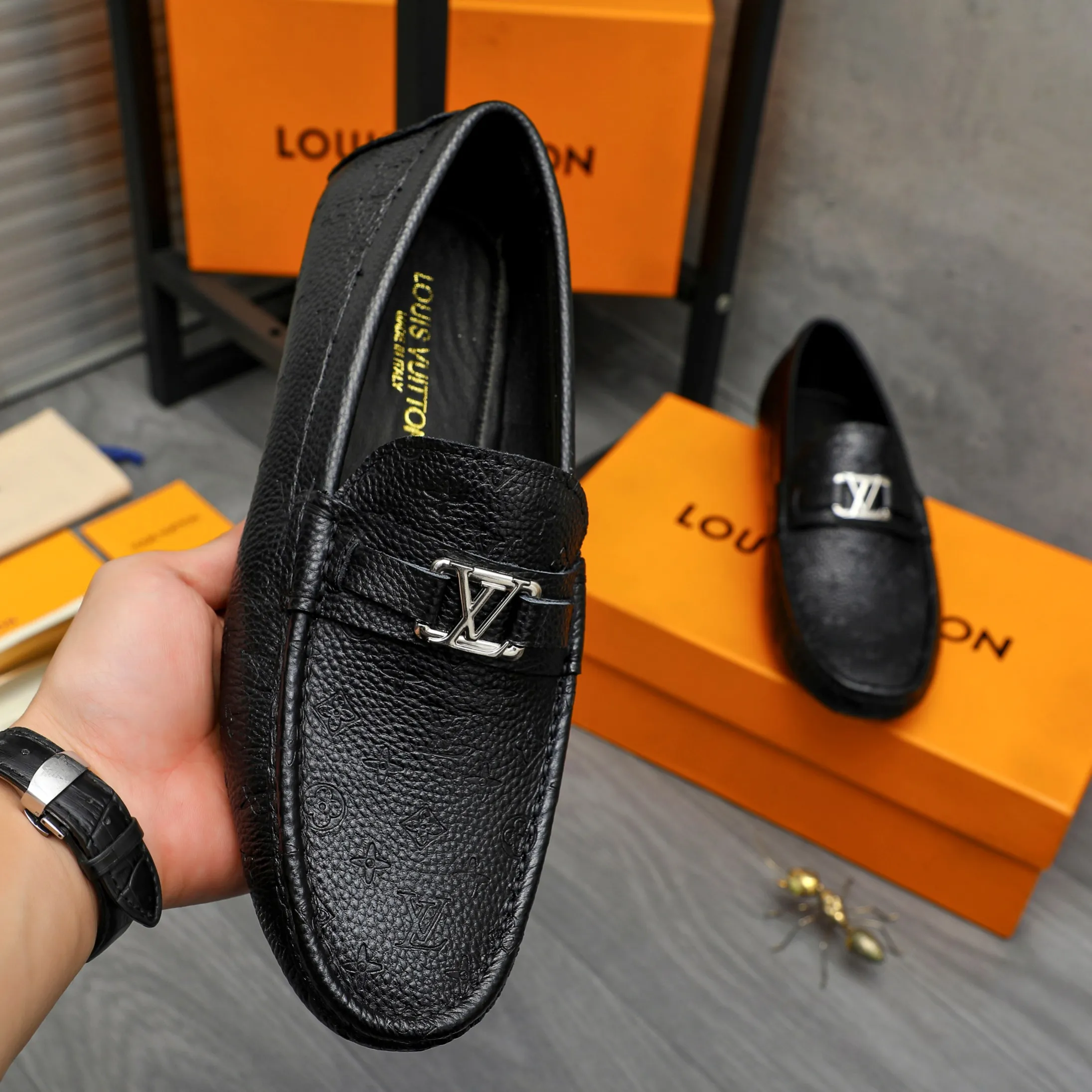 Men's shoes 💰p420 Product trademark: LV (Louis Vuitton) casual slip-on men's shoes Regular size: 38-44 Product material: Selected pebbled cowhide embossed upper, sheepskin lining, rubber outsole
